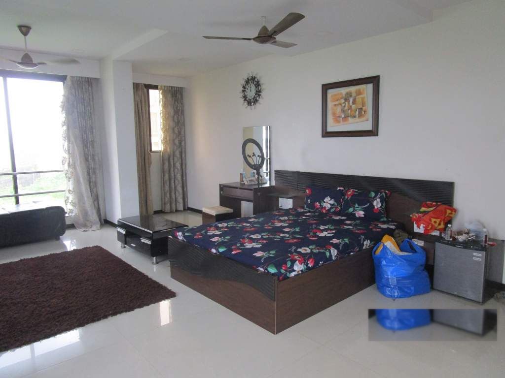 Bedroom with twin beds and a rug