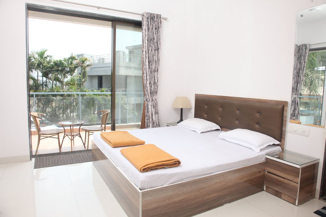 Second bedroom with balcony seating